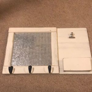 White farmhouse key and organizer